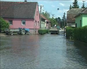 13.06.2013. - Dr Bojan Pajtić obišao delove naseljenih mesta u opštini Beočin koja su poplavljena