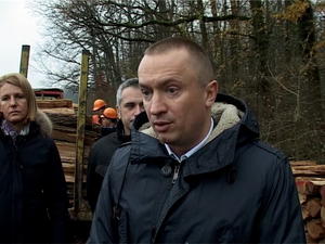 08.11.2014. - Predsednik Pajtić o dodeli ogrevnog materijala stanovnicima Jamene