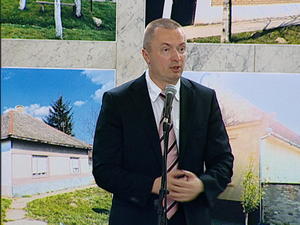 15.06.2015. - Predsednik Pajtić povodom uručenja ugovora za kupovinu kuća u vojvođanskim selima