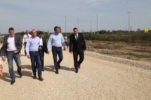 11.09.2017. - Predsednik Mirović obišao radove na izgradnji pristupne saobraćajnice u industrijskoj zoni u Šidu