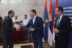 25.05.2018. - Predsednik Mirović uručio ugovore lokalnim samoupravama za projekte iz oblasti poljoprivrede
