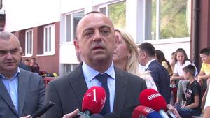 Паузирај (k)   0:06 / 3:27  24.09.2020. - Đorđe Milićević na ovaranju novoizgrađenog košarkaškog terena u Zvorniku