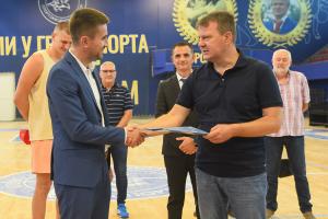 17.07.2023. - Mirović uručio ugovor za nastavak radova na rekonstrukciji hale „Mostonga“ u Somboru