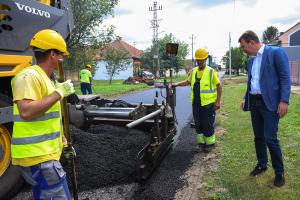 26.07.2023. - Predsednik Mirović obišao radove na rekonstrukciji ulica u Temerinu