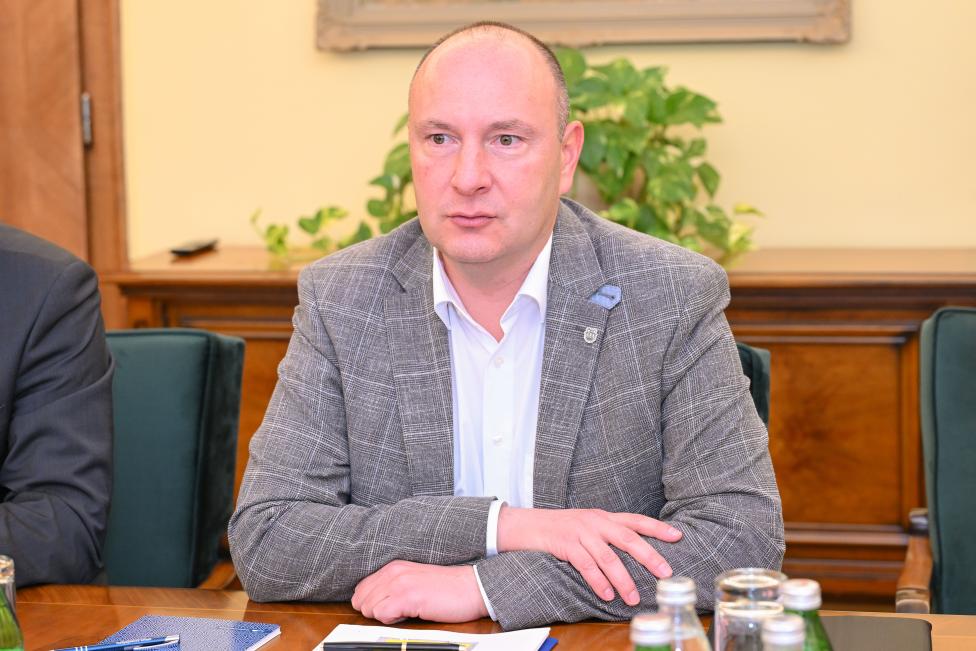 APV_3515