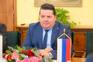APV_4536