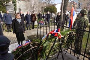 22.02.2025. - Predsednica Gojković položila venac na spomenik Svetozaru Miletiću na Uspenskom groblju u Novom Sadu