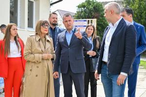 24.04.2025. - Predsednica Gojković sa saradnicima u poseti opšini Vrbas