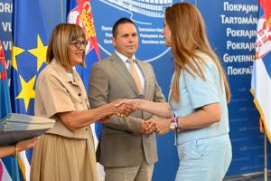 24.07.2025. - Maja Gojković uručila ugovore za investicije u objekte obrazovnih ustanova u APV