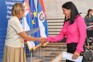08.09.2025. - Predsednica Gojković uručila ugovore poljoprivrednicima za nabavku mašina i opreme