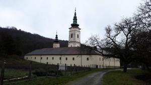 25.12.2025. - Predsednica Gojković sa saradnicima posetila fruškogorske manastire Krušedol i Jazak