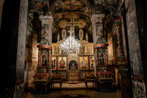 25.12.2025. - Predsednica Gojković sa saradnicima posetila fruškogorske manastire Krušedol i Jazak