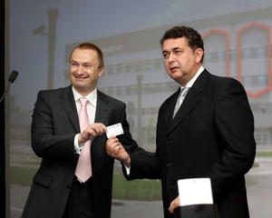 25062010 - Bojan Pajtić uručuje kljuceve novog Urgentnog centra direktoru KCV Draganu Draškoviću